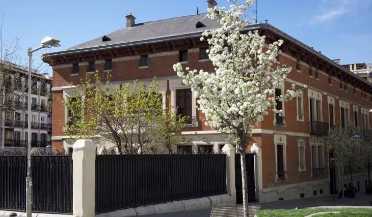 ¿Y si pudieras colarte en la intimidad de un hogar justo cuando alguien cambia su destino? Con esta obra inmersiva de Allianz y Daniel Guzmán, puedes