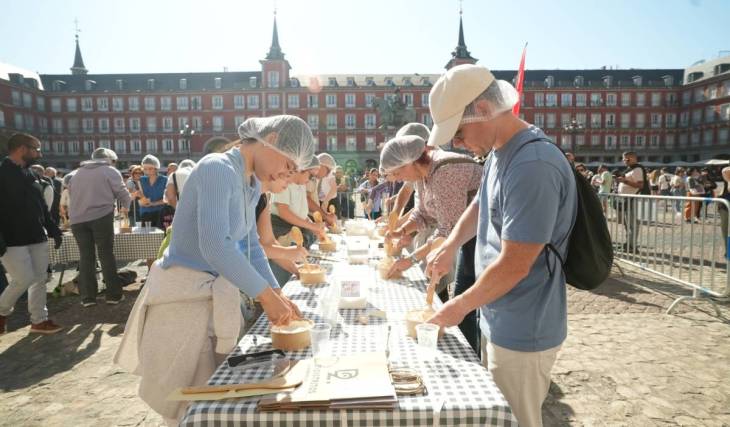 Una tahona histórica de la plaza Mayor de Madrid acoge un taller gratis de amasado de pan: así te puedes apuntar