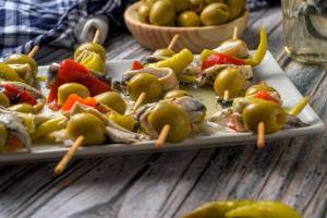 El mayor festival de gildas de España llega a Madrid: 50 recetas del famoso pincho, música en directo y toro mecánico