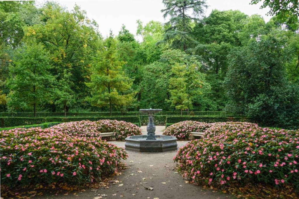 El parterre francés que llena de flores otoñales este parque de Madrid: es gratis, pero solo abre los fines de semana