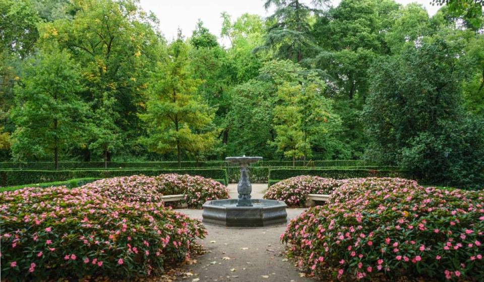 Der französische Parterre, der diesen Park in Madrid mit Herbstblumen füllt: Der Eintritt ist kostenlos, aber er ist nur am Wochenende geöffnet