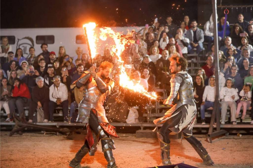 Recreación histórica de un enfrentamiento entre caballeros durante la Semana Cervantina de Alcalá de Henares.