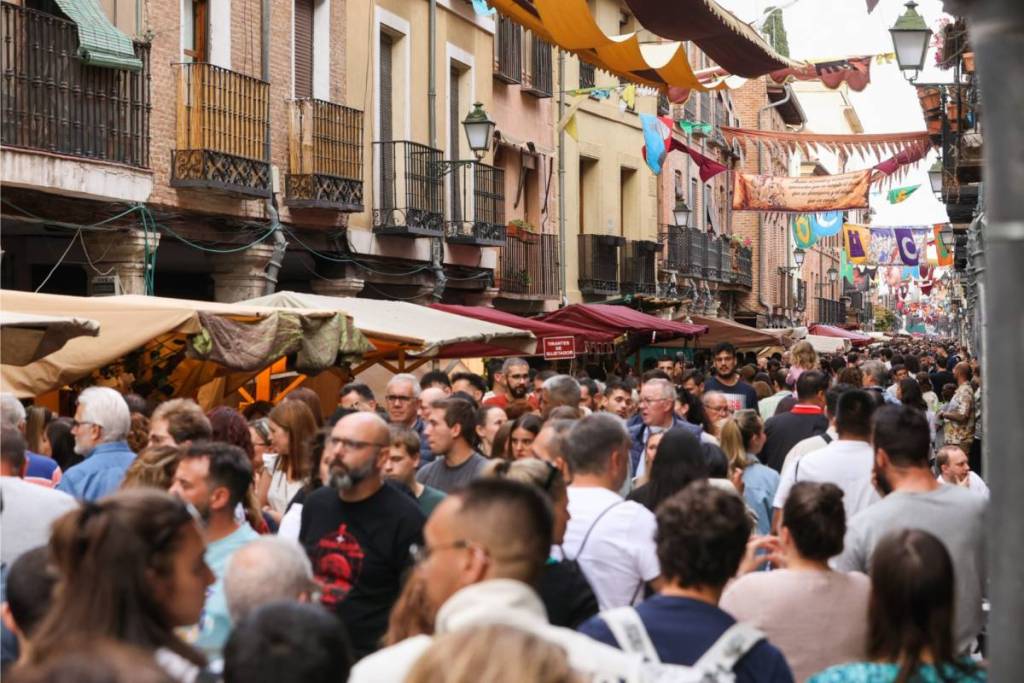 Calles atestadas de visitantes durante la celebración del Mercado Cervantino en Alcalá de Henares.