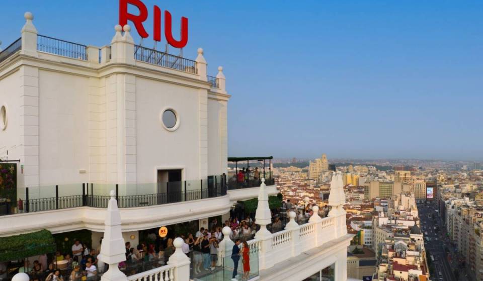 Este hotel en pleno centro de Madrid ofrece una experiencia abierta a todos los públicos: copa y vistas 360º a 100 metros de altura por solo 10€
