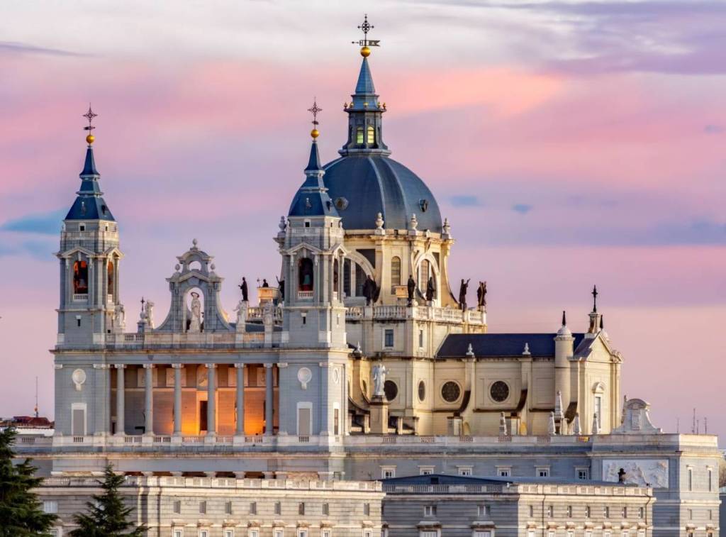 vista para la catedral almudena en madrid