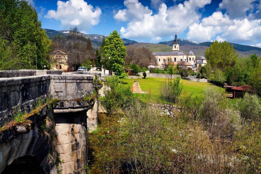Sin necesidad de coche y sin barreras en la naturaleza: las 9 rutas de senderismo accesibles de la Sierra Norte de Madrid entre canales del siglo XVIII, dehesas y lagunas