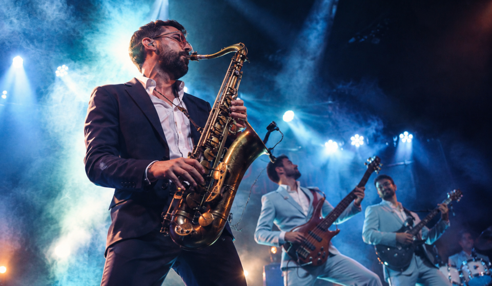Voici à quoi ressemblera cette soirée mêlant musique électronique, grands classiques et saxophone en direct, organisée dans une salle emblématique de la vie nocturne madrilène