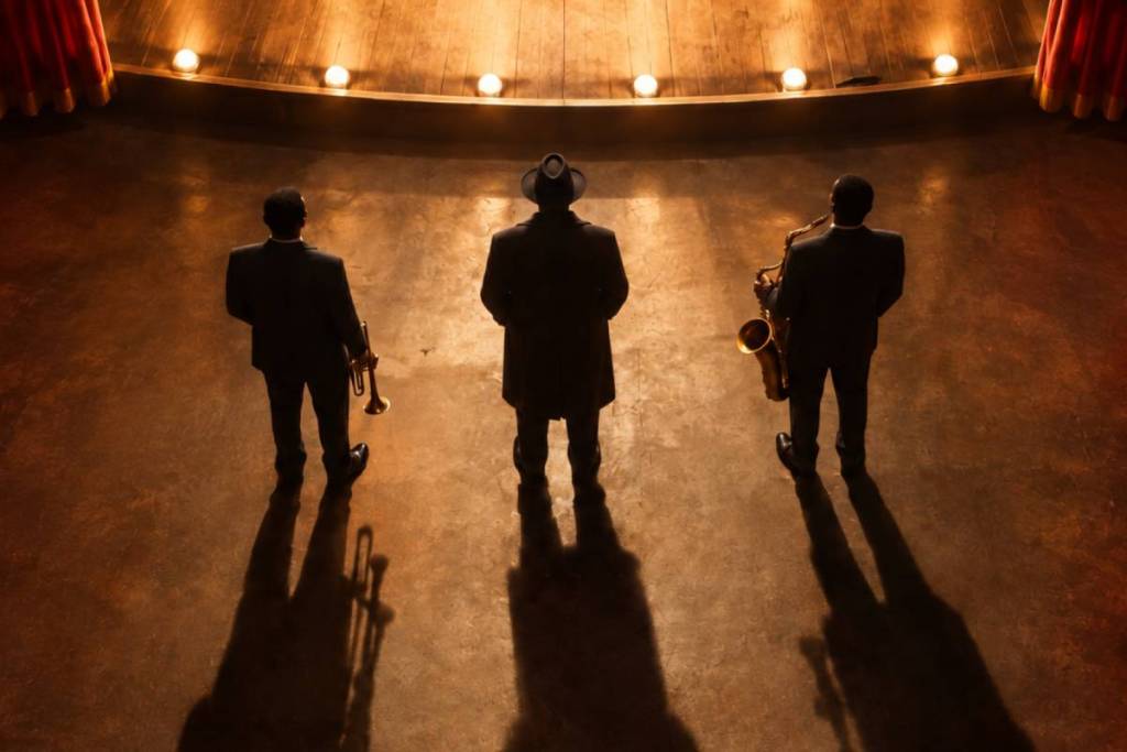Foto dall’alto di tre musicisti che guardano il palco al Jazz Detective Club