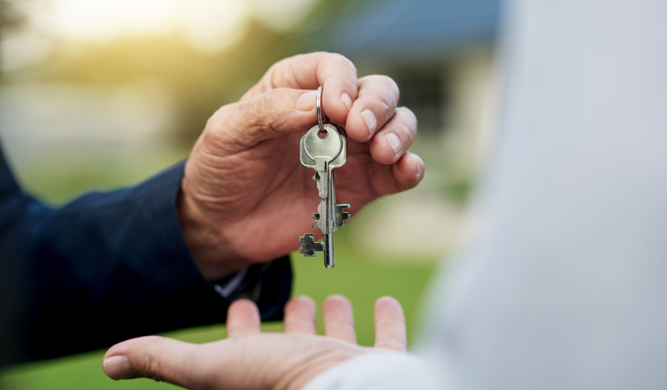 A Autoridade Tributária isenta de impostos quem tem mais de 65 anos e vende um imóvel: o requisito fundamental para obter a isenção