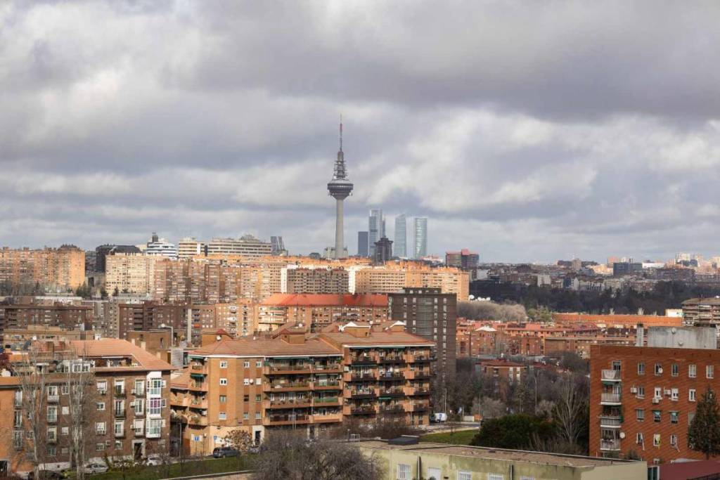 «Afflusso di aria fredda e calo delle temperature»: i meteorologi fissano la data della fine dell’estate indiana con un crollo termico fino a 8 ºC e temporali a Madrid