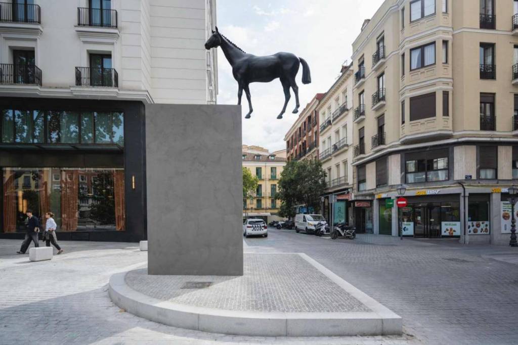 Cosa ci fa un cavallo di bronzo alto 6,30 metri senza cavaliere in Plaza del Carmen? L’opera del messicano Gonzalo Lebrija arriva nel centro di Madrid