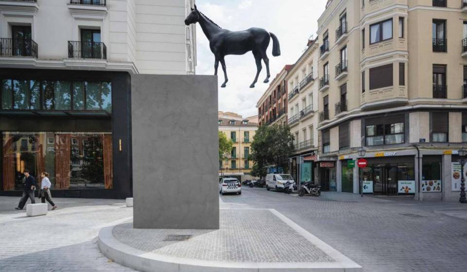 Cosa ci fa un cavallo di bronzo alto 6,30 metri senza cavaliere in Plaza del Carmen? L’opera del messicano Gonzalo Lebrija arriva nel centro di Madrid