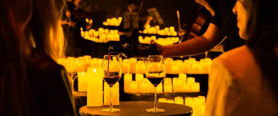 Ce n’est pas un sommelier qui te la présente, mais les musiciens eux-mêmes : cette dégustation atypique à la lueur des bougies à Chamberí, qui marie 5 vins au rythme de Beethoven, Mozart et Vivaldi