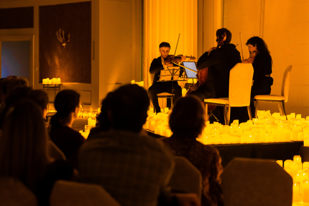 Ein Streichquartett spielt auf einer mit Kerzen geschmückten Bühne während eines Candlelight-Konzerts im Hotel Four Seasons in Madrid.