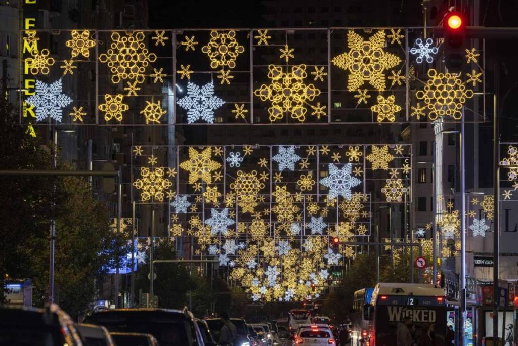 «El equivalente a ir a Segovia y volver»: Madrid encenderá 14 millones de bombillas y 14 grandes abetos para su alumbrado de Navidad