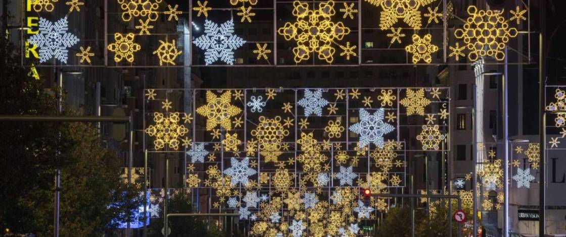 «L’equivalente di un viaggio di andata e ritorno a Segovia»: Madrid accenderà 14 milioni di lampadine e 14 grandi abeti per le sue luminarie natalizie