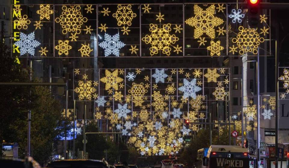 «L’equivalente di un viaggio di andata e ritorno a Segovia»: Madrid accenderà 14 milioni di lampadine e 14 grandi abeti per le sue luminarie natalizie