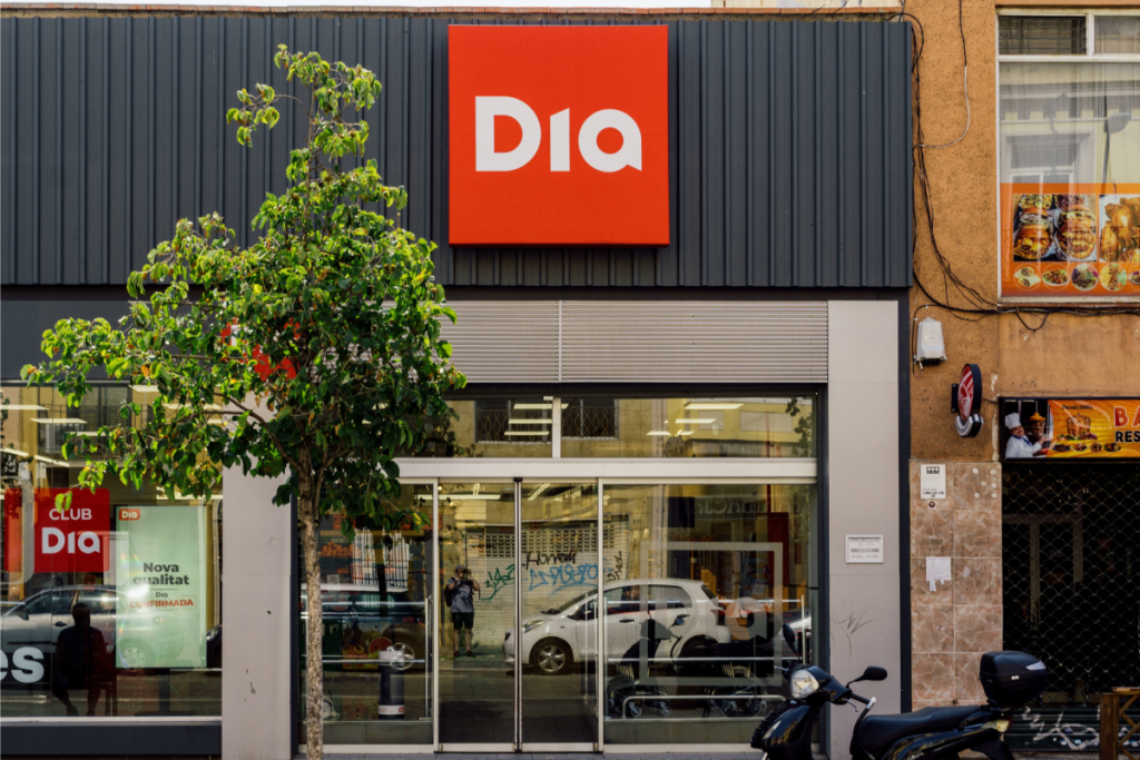 Nel 1979 aprì in un quartiere di Madrid il primo supermercato DIA della Spagna: 47 anni dopo, la catena supera i 2.400 punti vendita