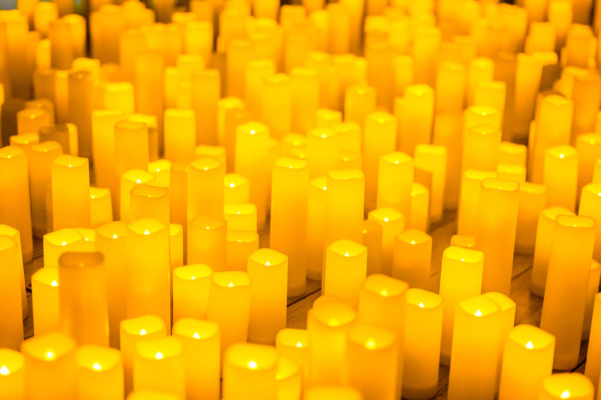Plano de muchísimas velas Candlelight alumbrando un escenario.
