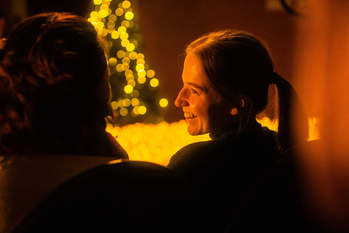 Primer plano de una espectadora durante un concierto Candlelight por Navidad.