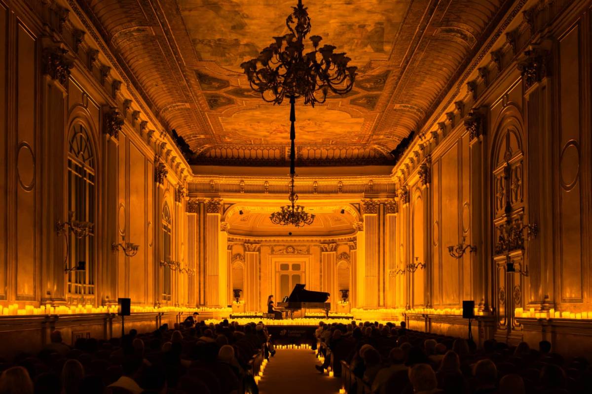 Una pianista toca en la Sala Unicaja de conciertos Maria Cristina en Málaga durante un concierto Candlelight.