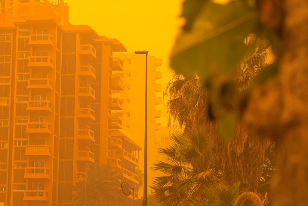 ¿Por qué Málaga ha amanecido con el cielo turbio y los coches cubiertos de barro?