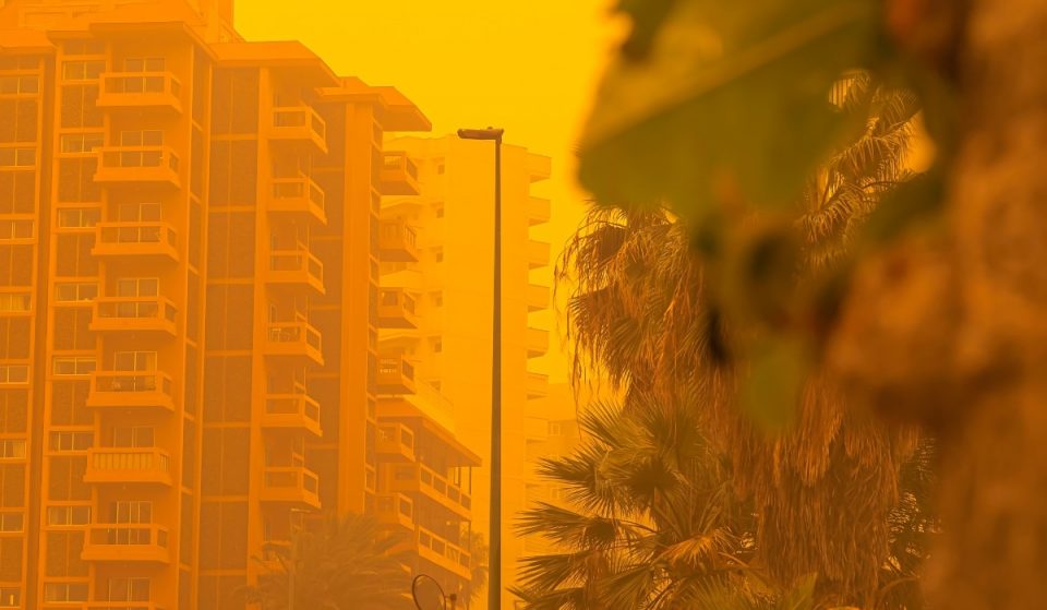 ¿Por qué Málaga ha amanecido con el cielo turbio y los coches cubiertos de barro?