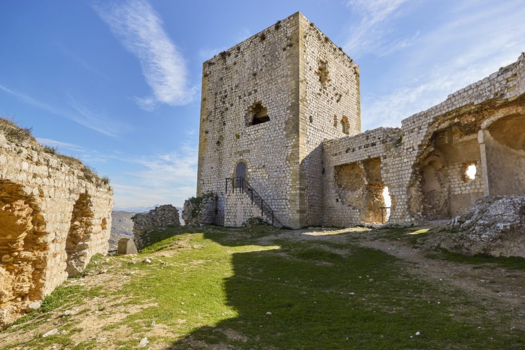 Encuentran la entrada principal al alcázar del imponente Castillo de Teba