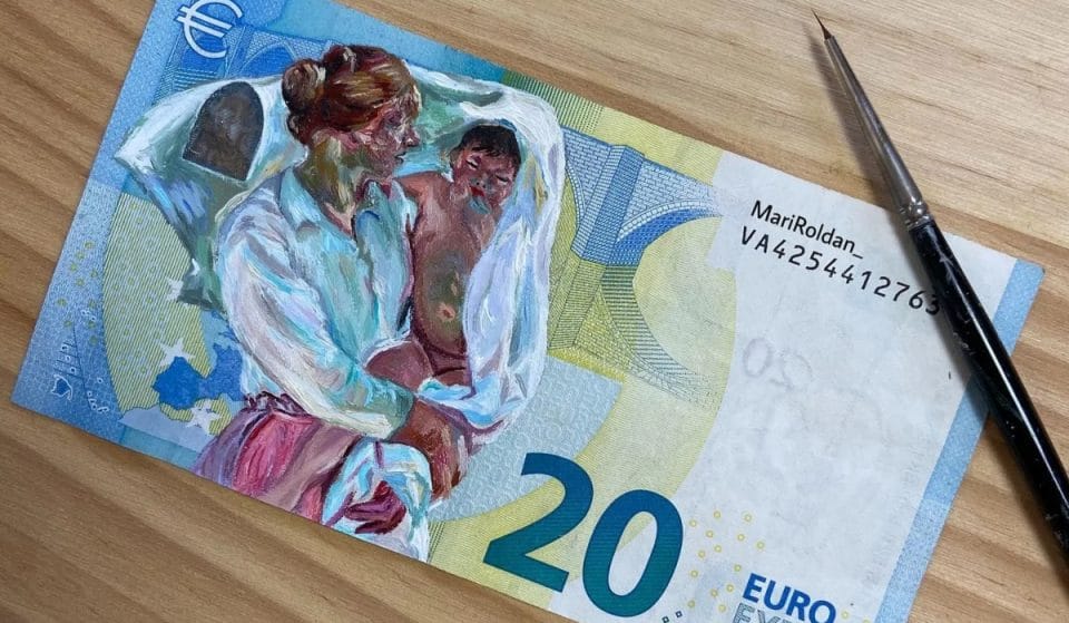 Una malagueña transforma billetes y monedas en obras de arte