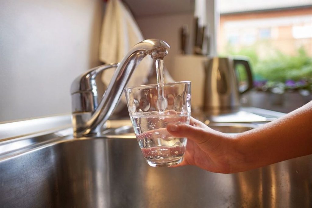 Bares y restaurantes de Andalucía, obligados «siempre» a dar agua del grifo gratis