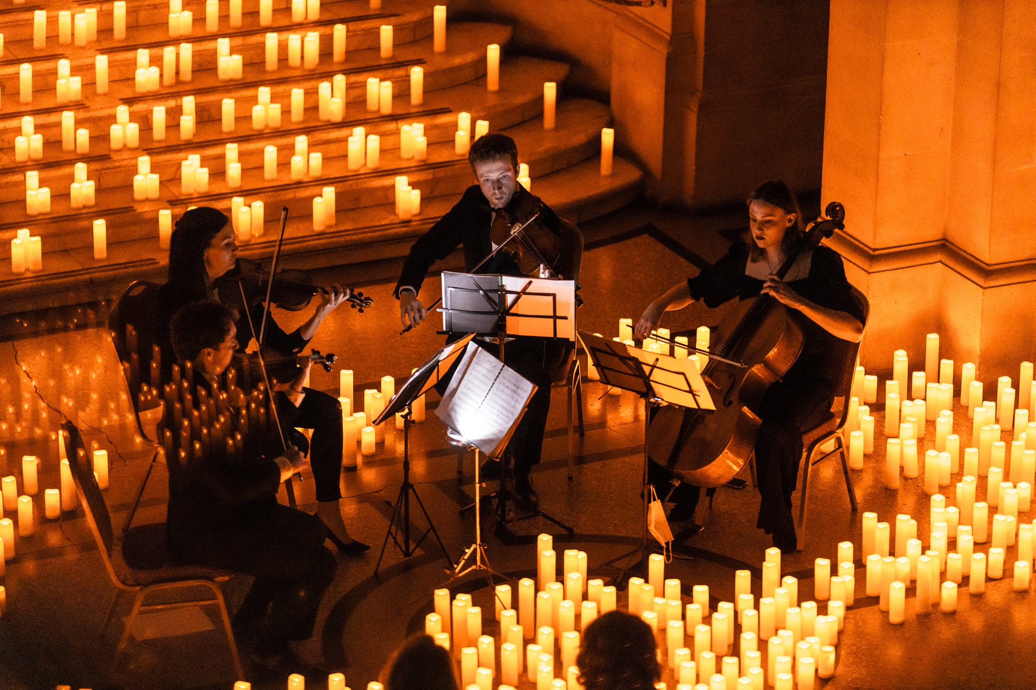 Málaga se inunda de velas para recuperar las piezas más icónicas de Vivaldi Málaga Secreta
