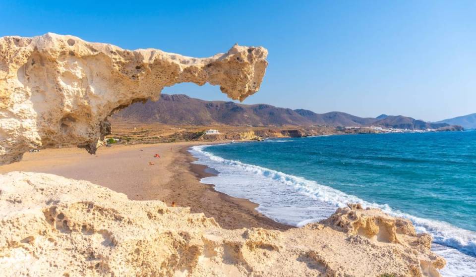 El mapa definitivo con las 16 mejores playas de Andalucía: de lenguas de arena a ruinas romanas junto al mar