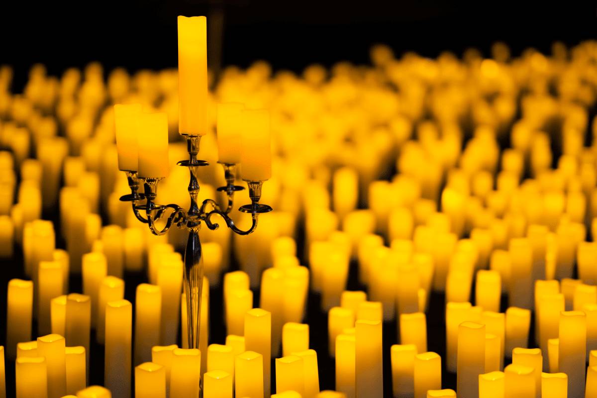Plano general de muchísimas velas Candlelight y un candelabro sobre un escenario.