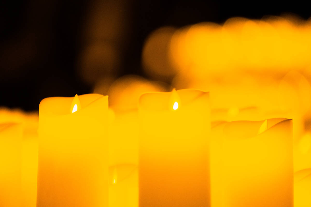 Primer plano de muchas velas cálidas durante un concierto Candlelight.