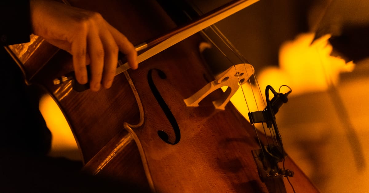 Primer plano de un violonchelo durante un concierto Candlelight.