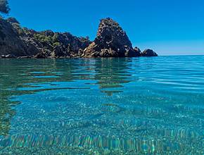 Las calas más bonitas de Andalucía: 9 destinos recónditos y cristalinos