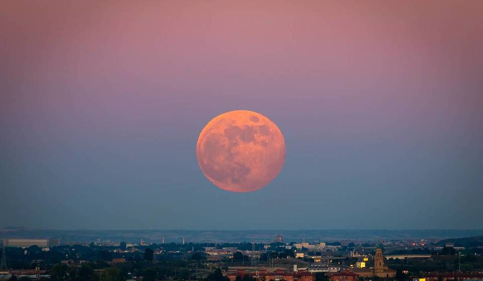 Luna de fresa en Málaga: dónde ver este fenómeno irrepetible hasta 2043