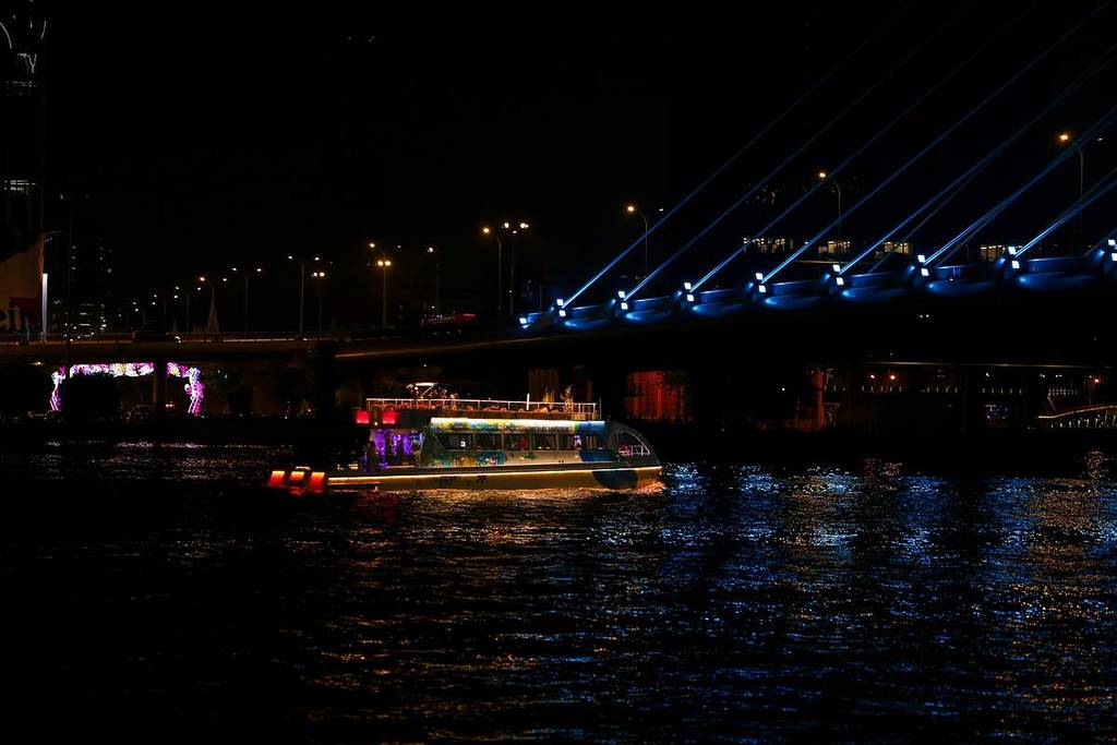 Fiesta en barco de noche