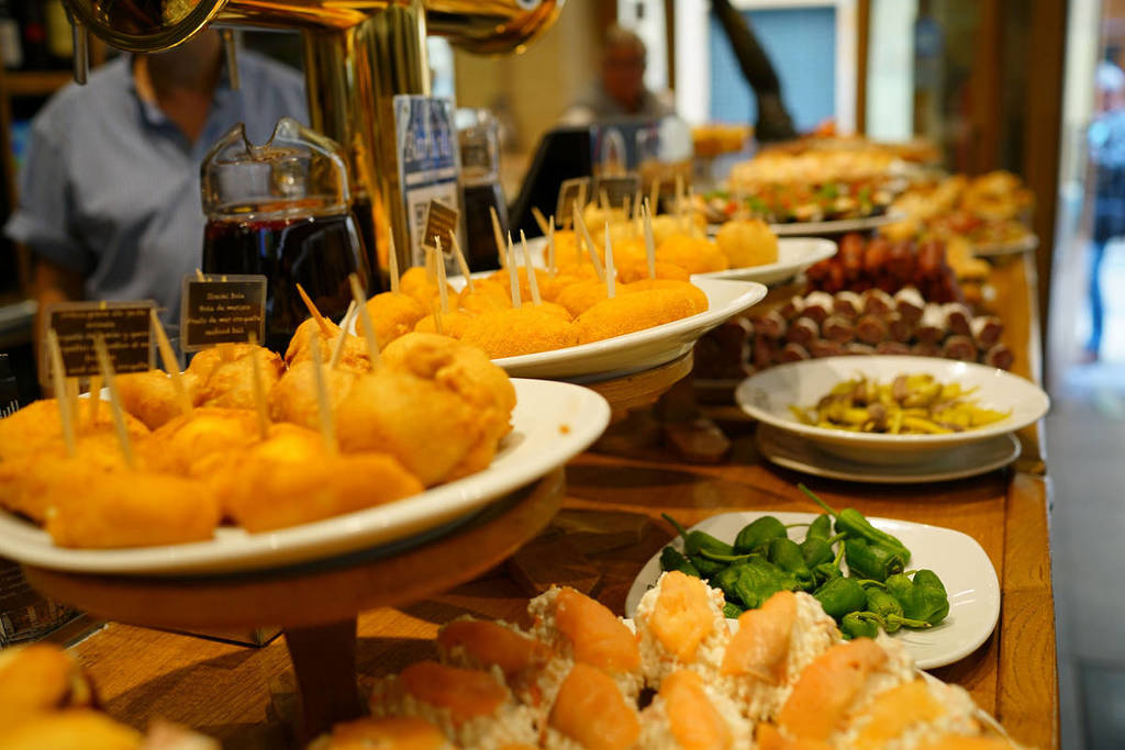 Barra de bar con tapas