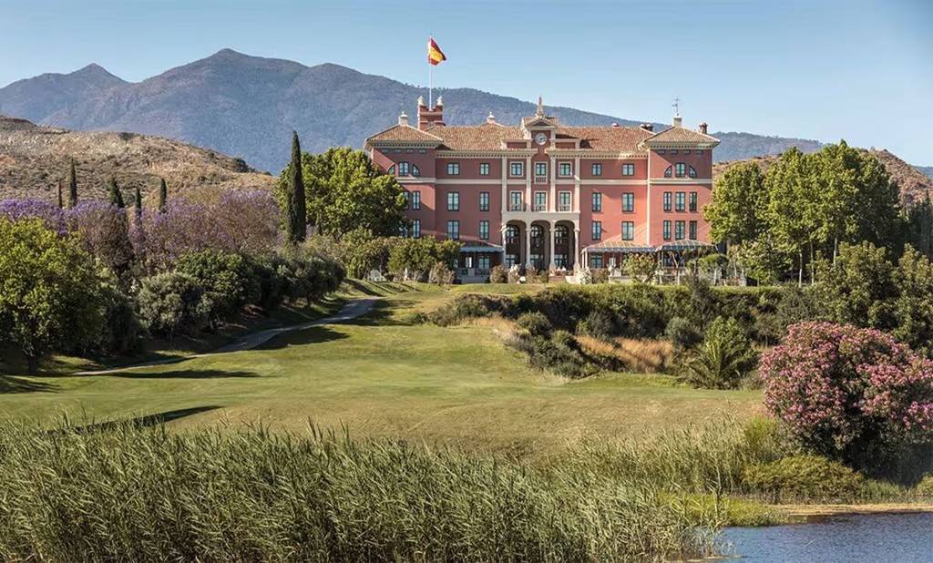 Foto de la fachada del resort de lujo Anantara Villa Padierna Palace Benahavís Marbella Resort desde el lago