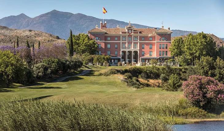 El hotel a menos de una hora de Málaga donde se quedó Michelle Obama: tiene 1200 obras de arte, aparece en la Guía MICHELIN y se puede visitar sin alojarse