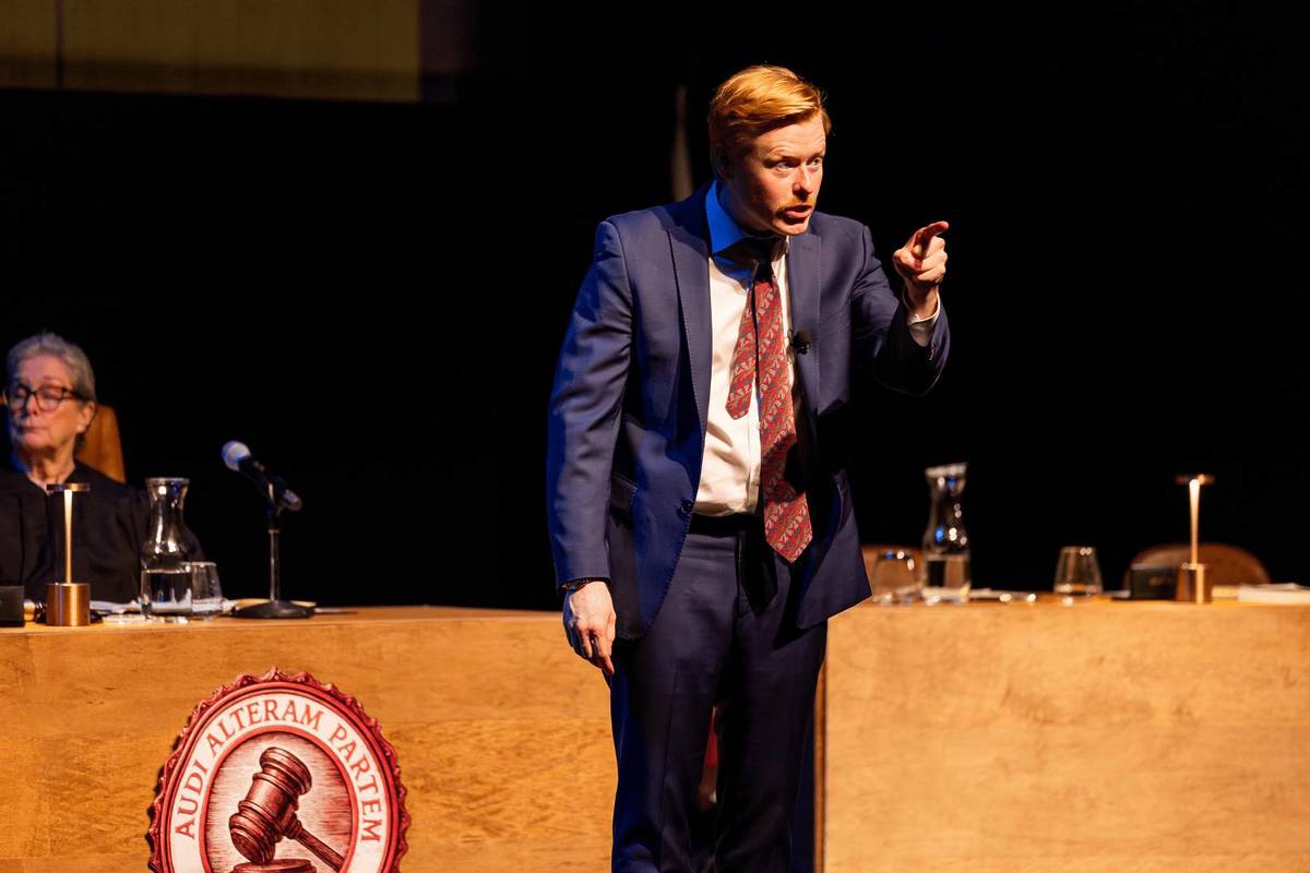 Un actor mira hacia los espectadores en The Jury Experience.