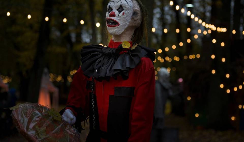 El barrio de Málaga que se transforma en una película de terror por Halloween: criaturas, sustos y calles decoradas