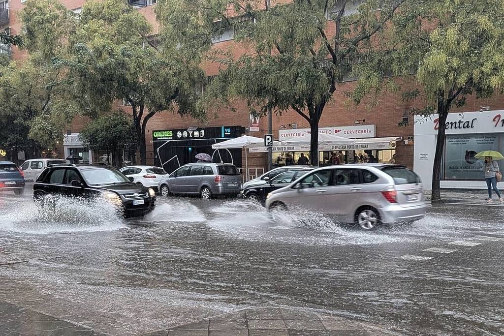 Alerta roja por las fuertes lluvias de la borrasca Leonardo en Andalucía: provincias con más riesgo de inundación y trenes suspendidos