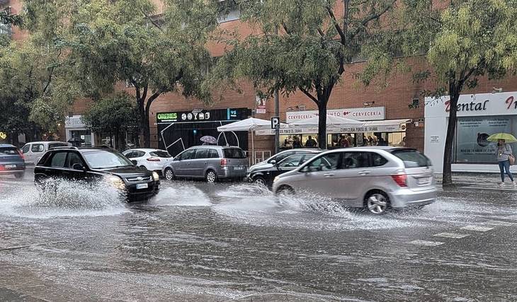 Alerta roja por las fuertes lluvias de la borrasca Leonardo en Andalucía: provincias con más riesgo de inundación y trenes suspendidos