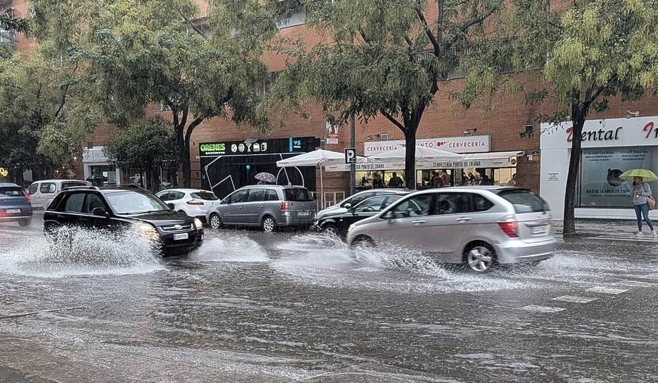 Alerta roja por las fuertes lluvias de la borrasca Leonardo en Andalucía: provincias con más riesgo de inundación y trenes suspendidos