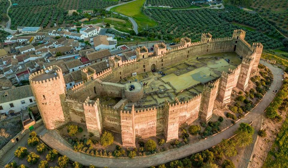 12 castillos en Andalucía que son un espectáculo: localizaciones de cine y una de las mayores fortalezas de la Península
