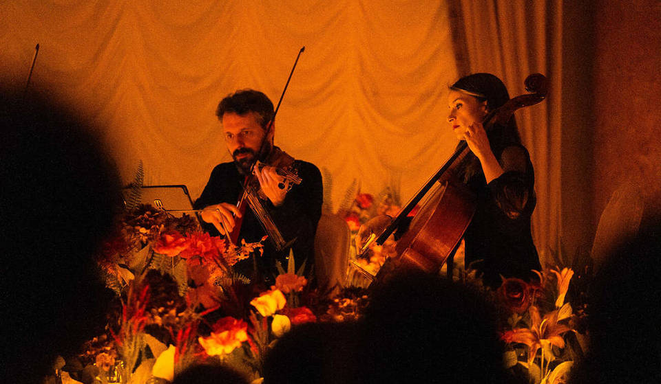 El oasis floral que llega a una histórica sala de Málaga solo por tiempo limitado: música en directo y conciertos a la luz de las velas