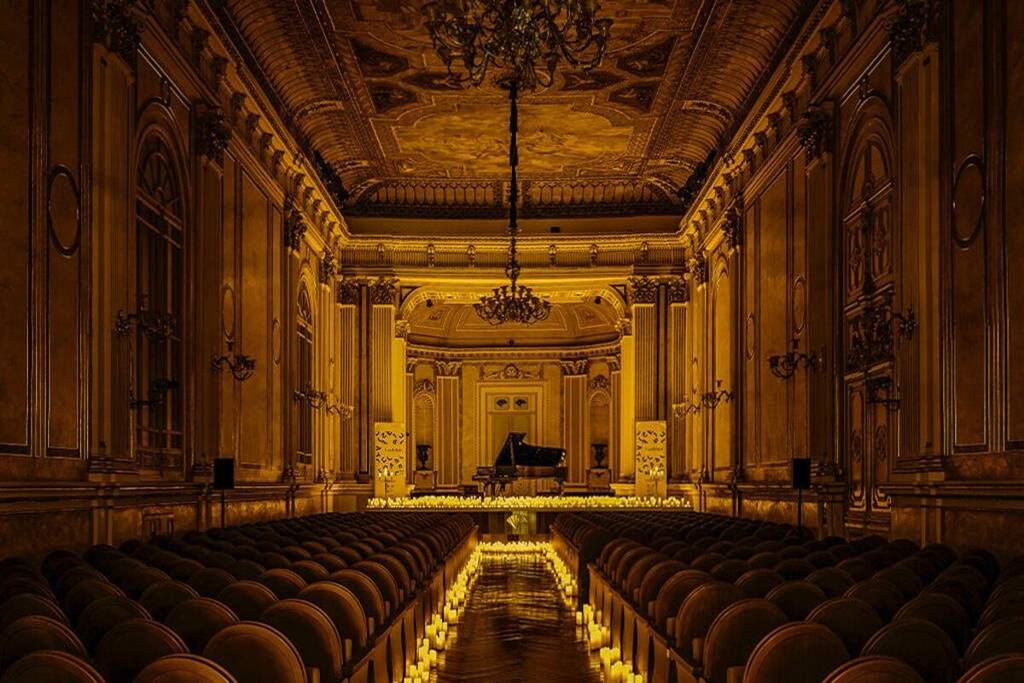 Siete veces la altura de las Torres de Martiricos: la increíble cifra de velas que se encienden a mano antes de los conciertos de Candlelight en Málaga