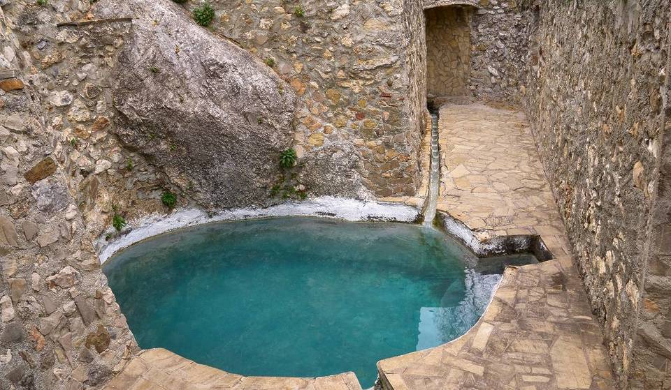 Estas aguas termales están a menos de un hora de Málaga: una tesoro oculto entre las montañas y el acceso es gratuito